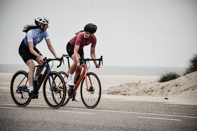 Corredores y ciclistas en competencia