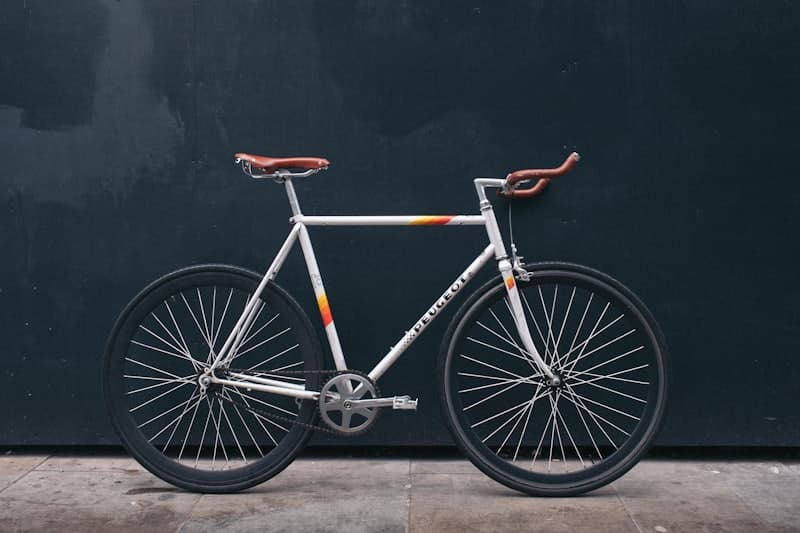 Corredores y ciclistas en competencia