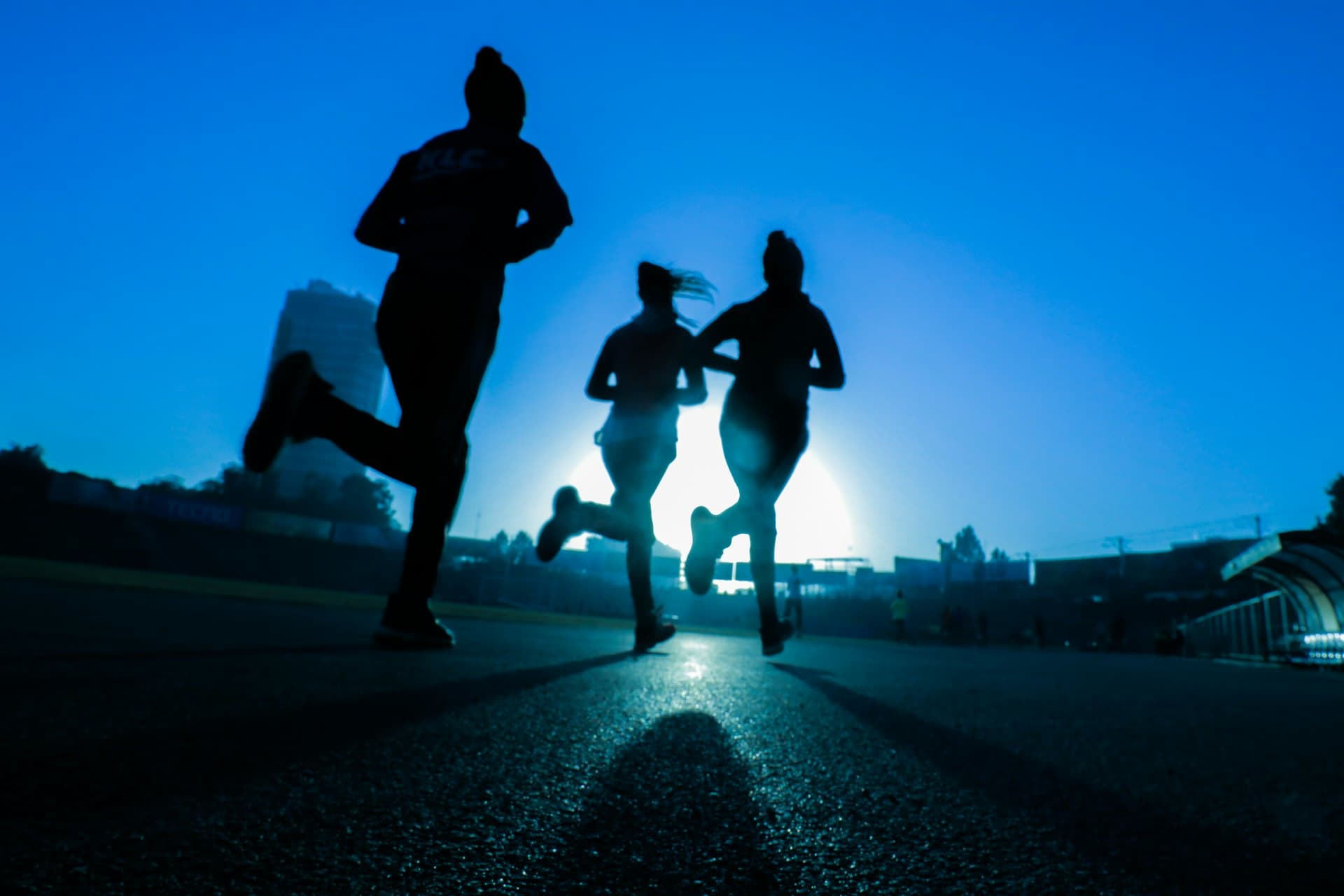 Corredores y ciclistas en competencia