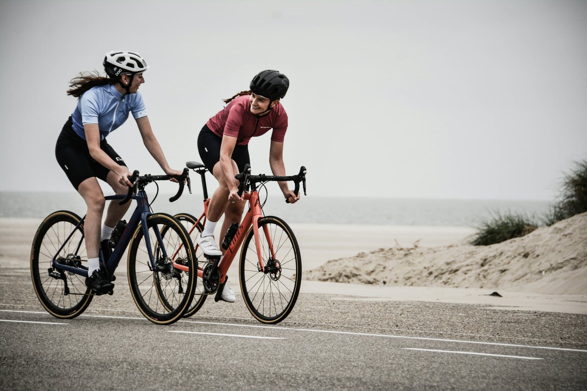 Corredores y ciclistas en competencia